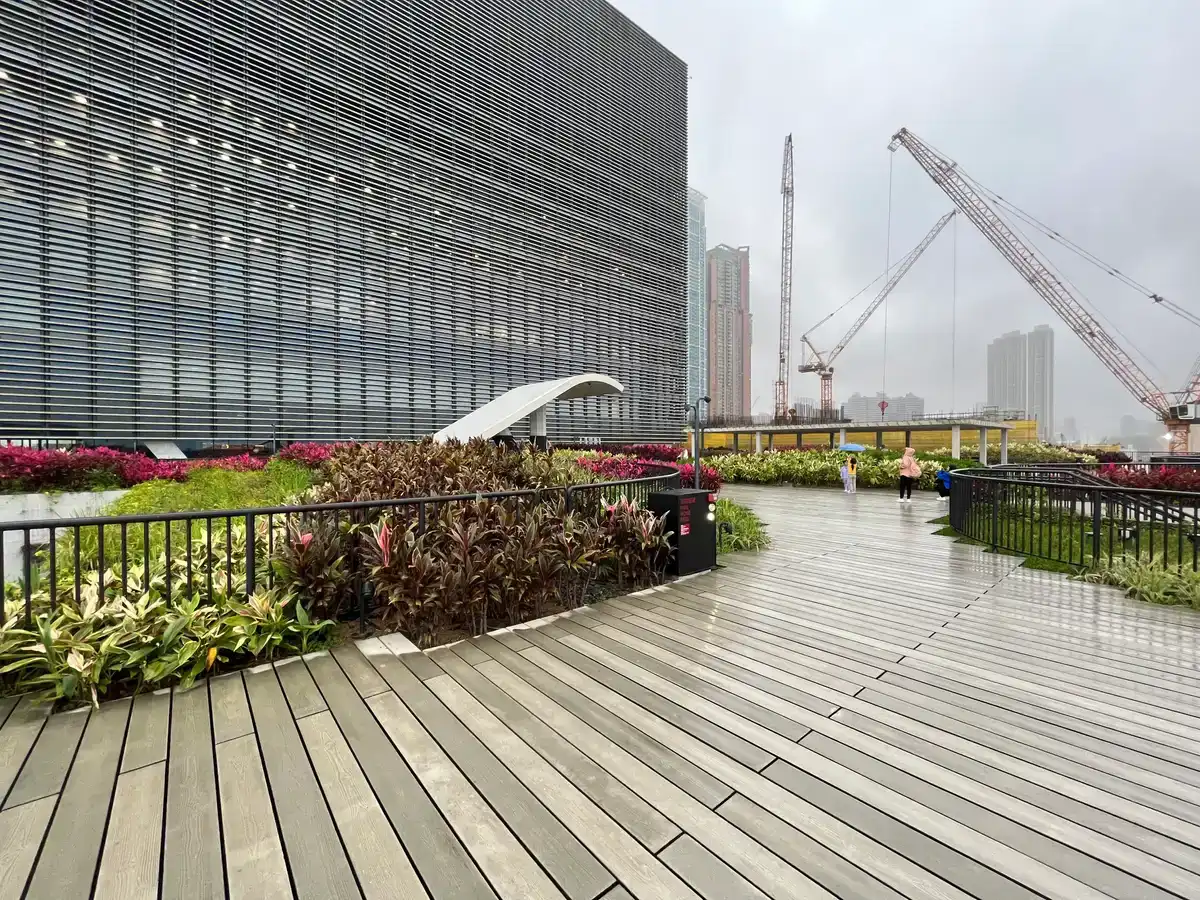 Blick über die Stadt mit grünen Dächern und Ernteflächen